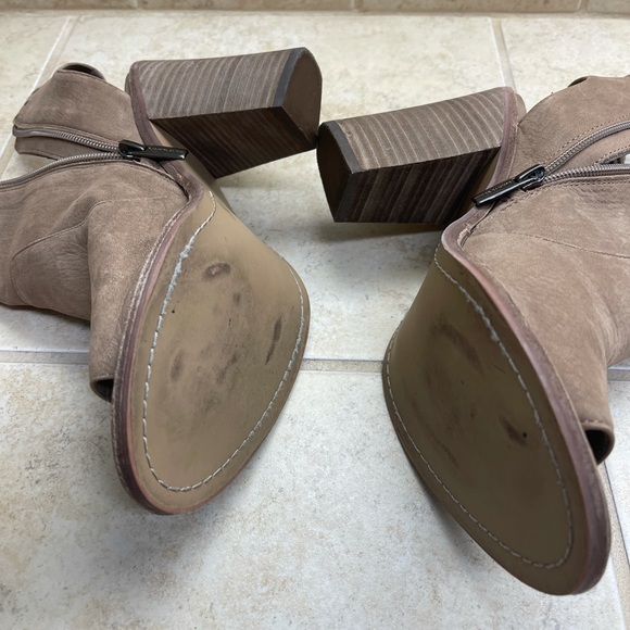 Vince Camuto size 8.5 - Picture 7 of 7